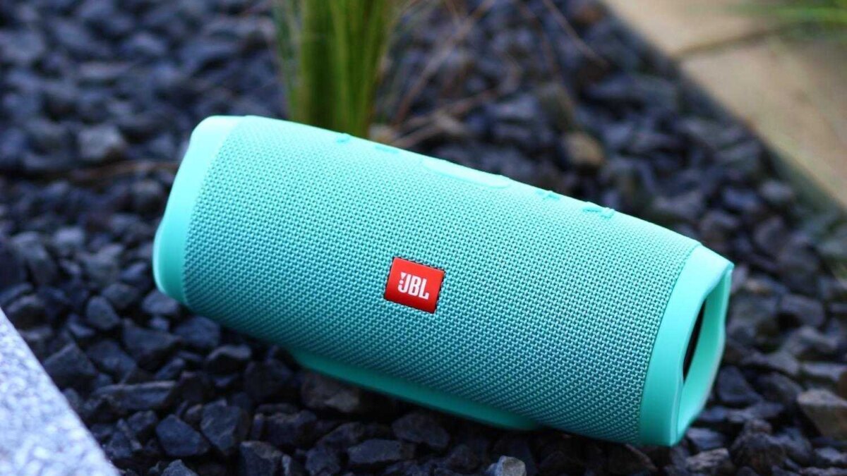 Слушай — заряжай. Обзор портативной колонки JBL Charge 3