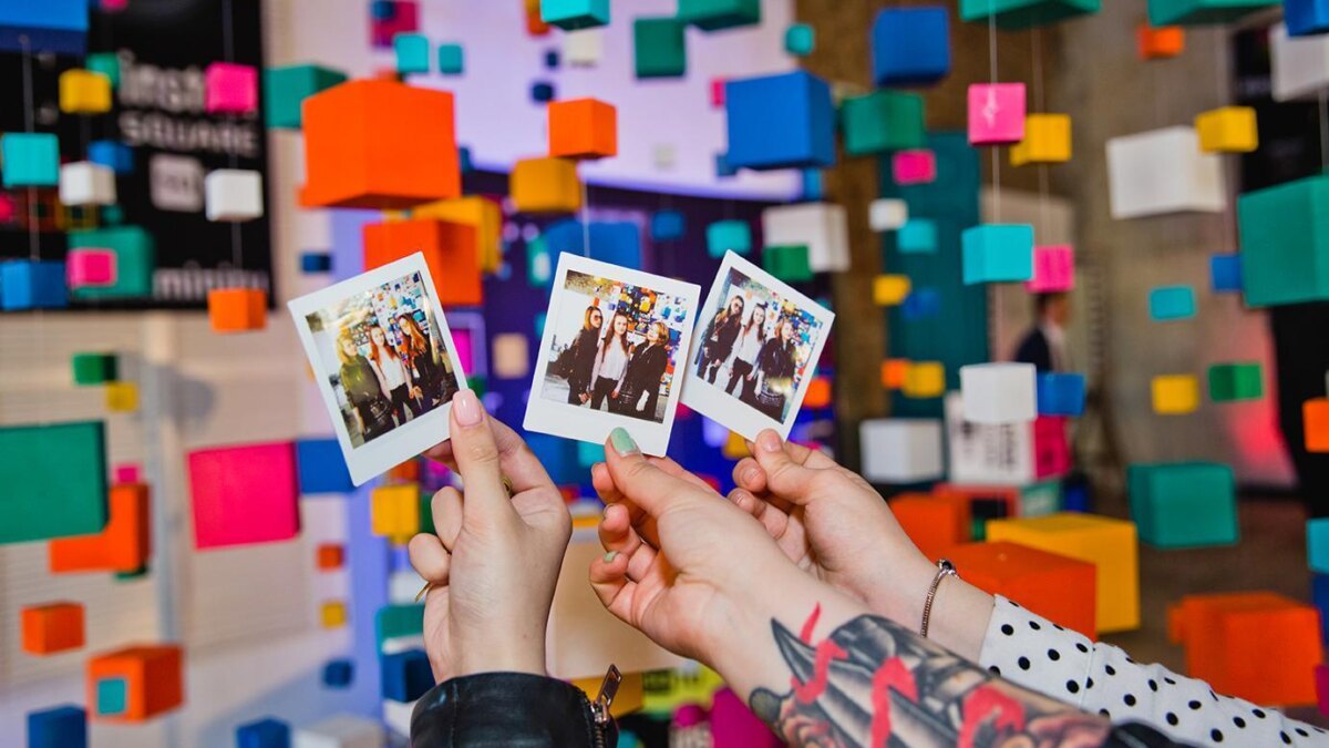 Fujifilm представила камеру Instax SQ10 в России