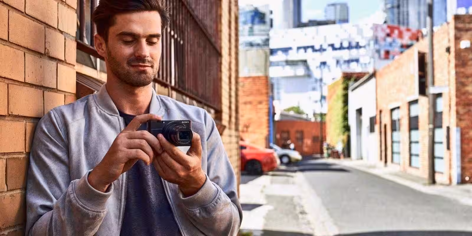 Sony выпустила камеру Cyber-shot RX100 VI в России 6 RX100M6 lifestyle8