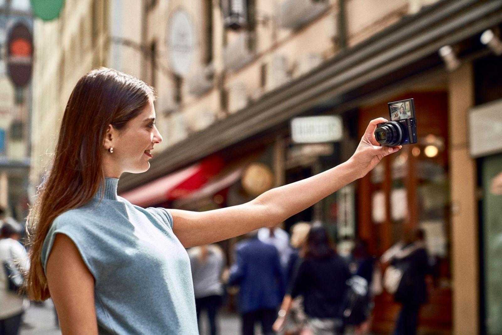 Sony выпустила камеру Cyber-shot RX100 VI в России 10 RX100M6 lifestyle9