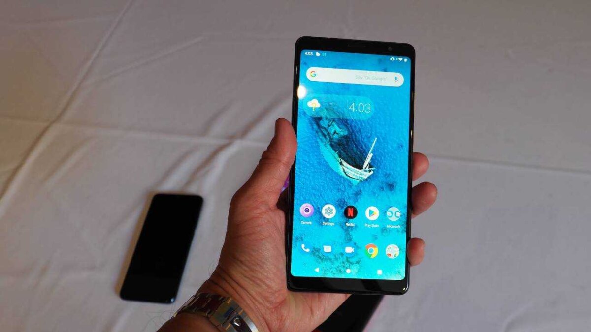 MWC 2019. Lenovo представила Tab V7. Смартфон, мечтающий стать планшетом