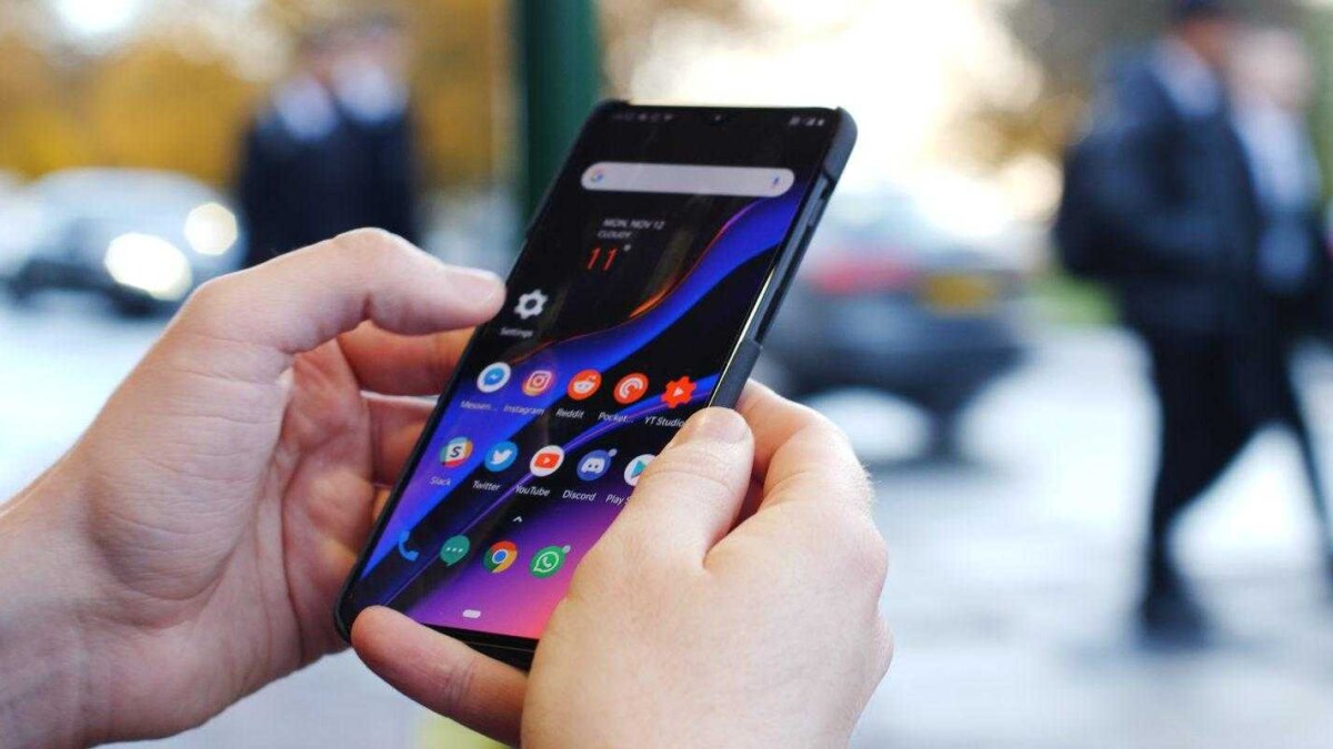 OnePlus не планирует разрабатывать сгибающийся смартфон