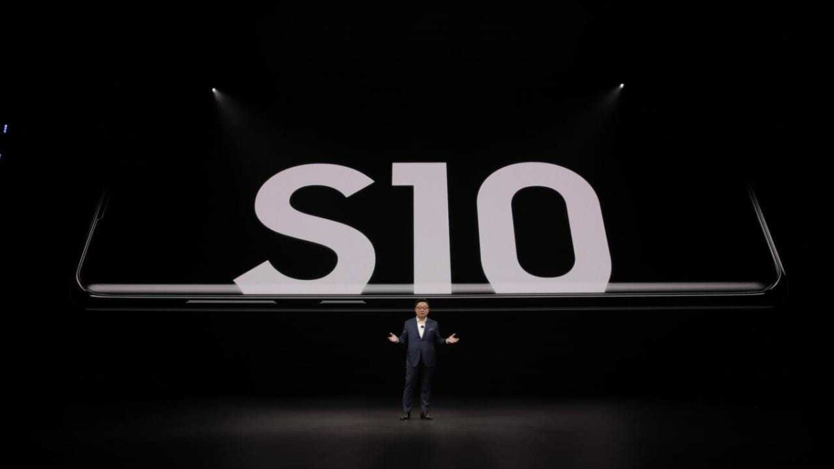 Samsung представил флагманский Galaxy S10+