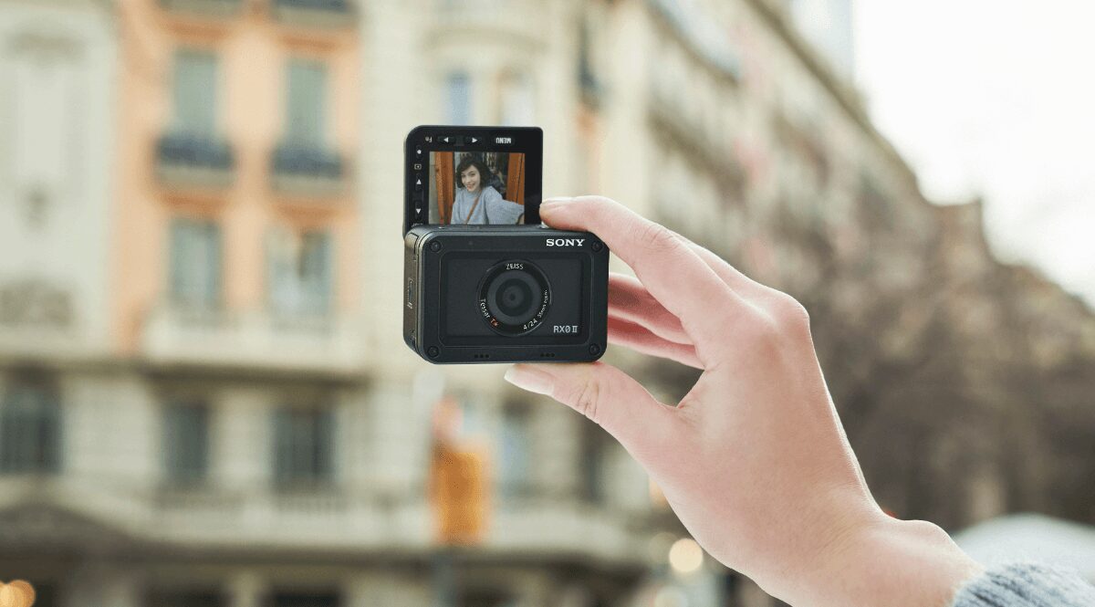 Sony анонсировала новую экшн-камеру RX0 II с поворотным экраном