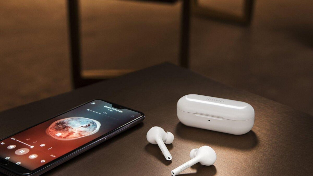 Huawei привезла беспроводные наушники FreeBuds Lite в Россию