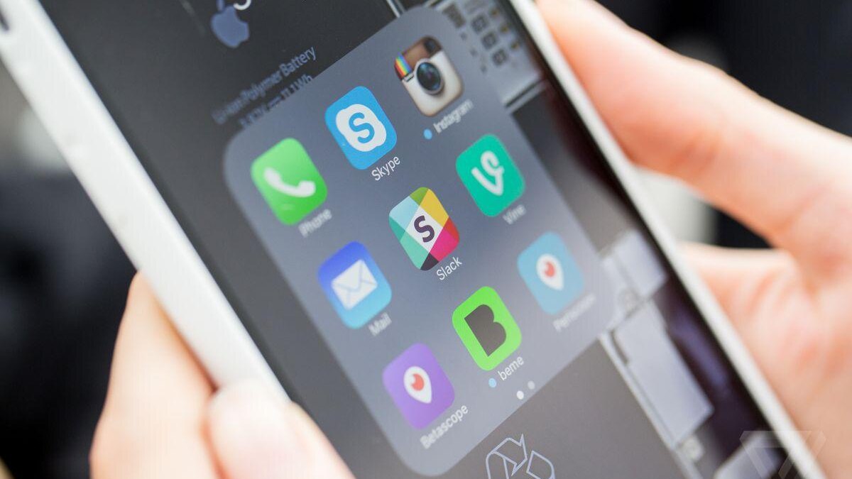 Slack начал тестировать темный режим на iOS и Android. Как его включить?