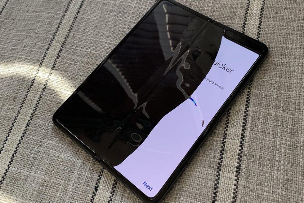 Первые обзоры складного Galaxy Fold: Экран ломается через 2 дня использования