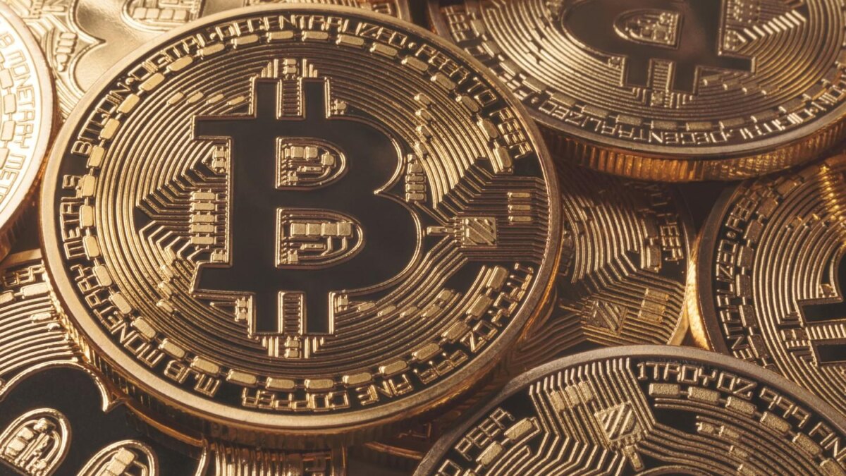 Курс биткоина достиг отметки в 8 тысяч долларов впервые с июля прошлого года