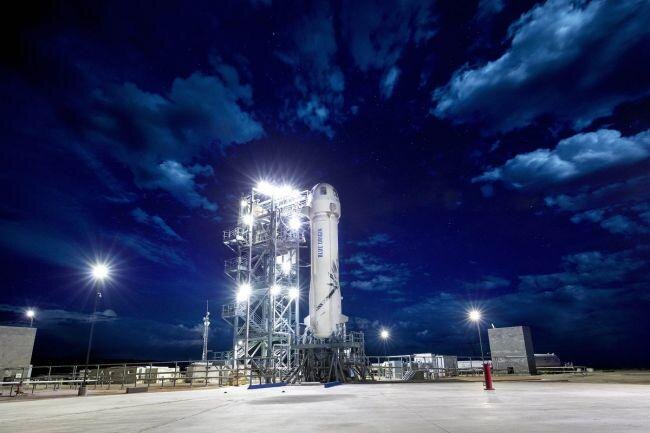 Испытательный полет космического корабля New Shepard от Blue Origin на фото