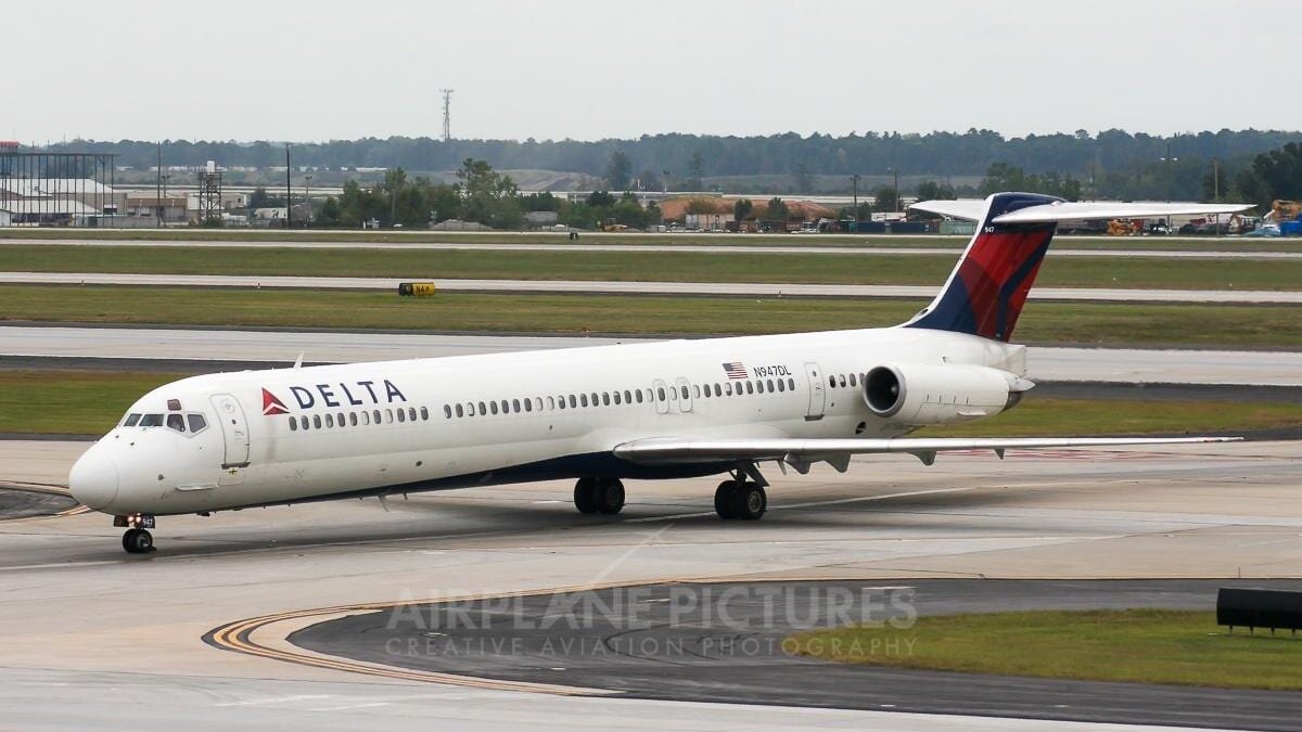 У Delta Airlines MD-88 загорелся двигатель