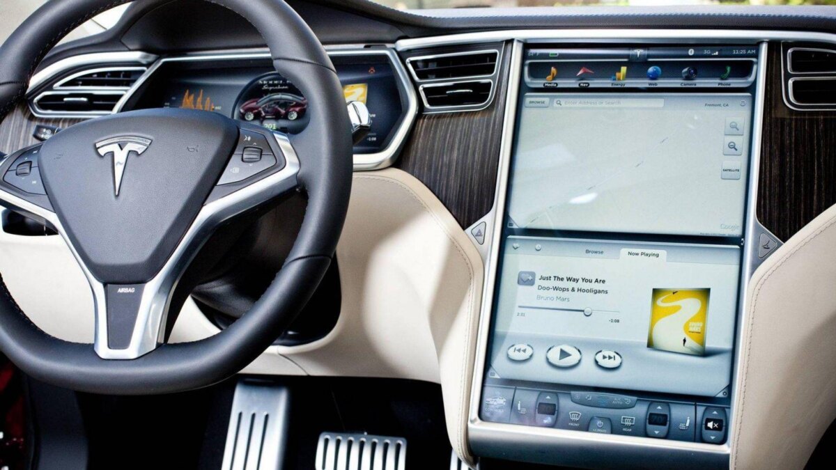 В Tesla появятся приложения YouTube и Netflix