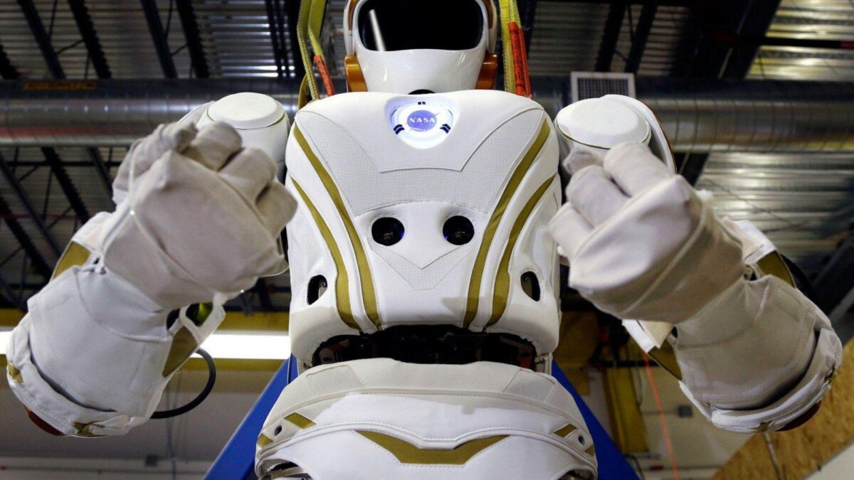 NASA: роботы будут осваивать космос вместе с людьми