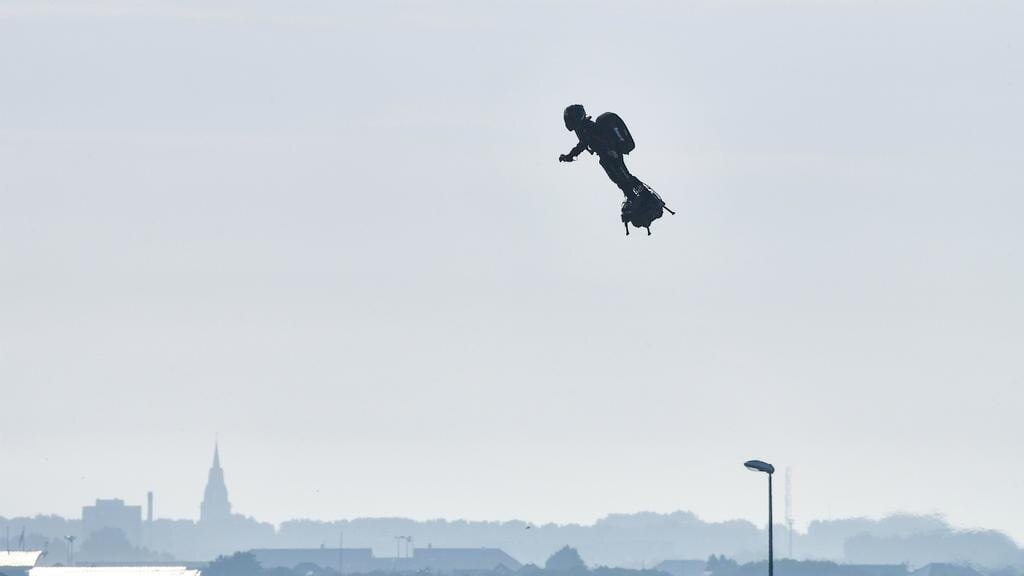 Французский изобретатель успешно пересек Ла-Манш на ховерборде