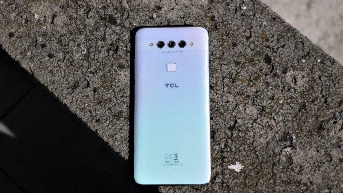 Компания TCL объявила о начале продаж и стоимости смартфона TCL PLEX