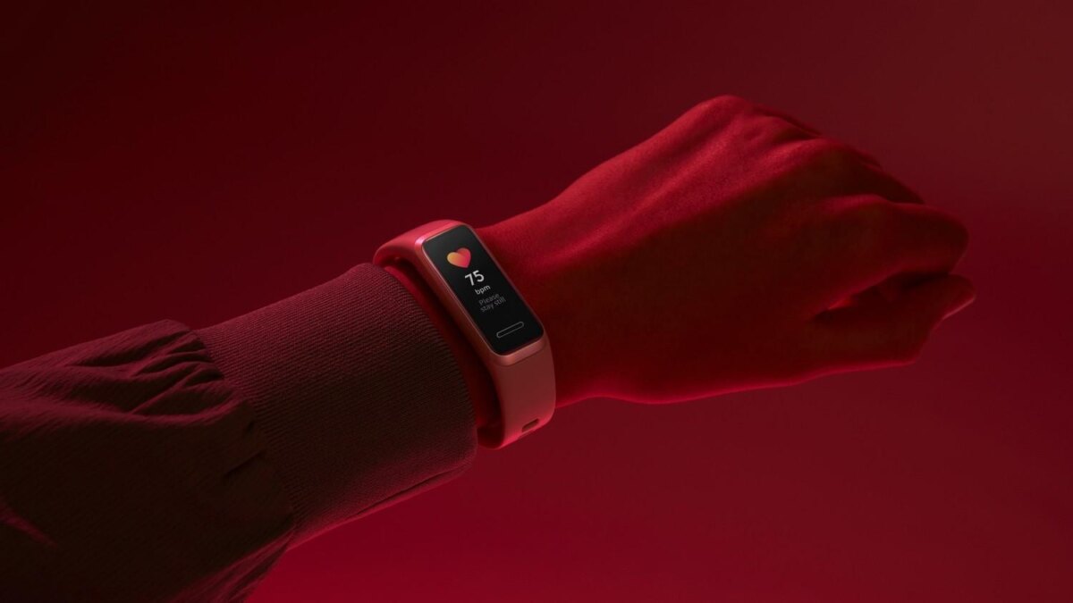 Объявлен старт продаж в России фитнес-браслета Huawei Band 4