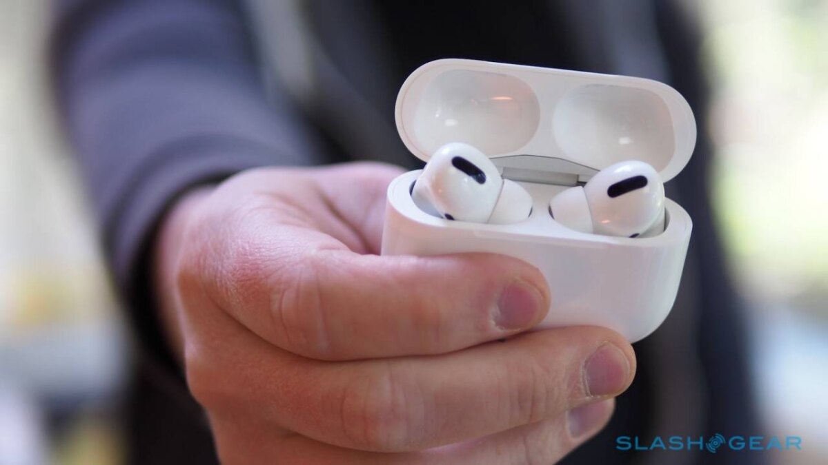 В России стартовали продажи наушников AirPods Pro