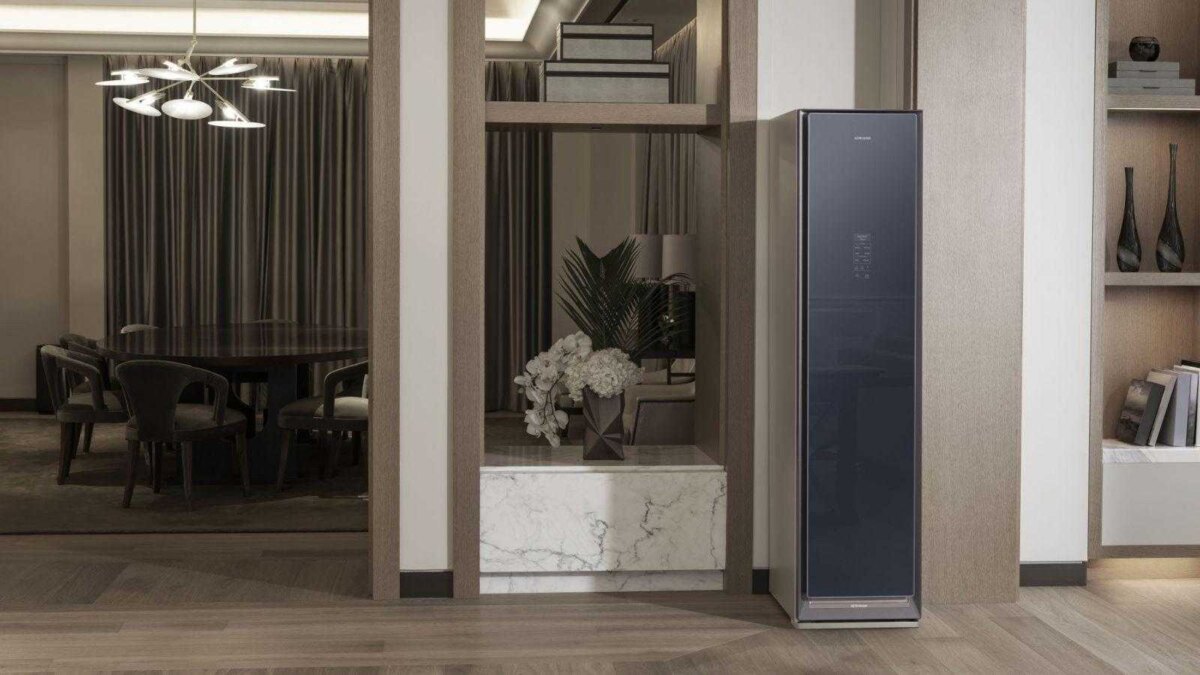 Samsung привезёт паровой шкаф AirDresser в Россию