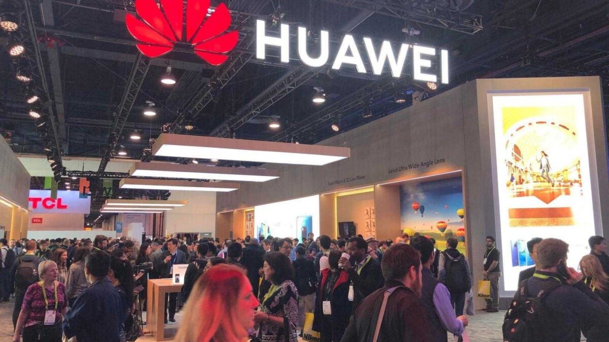 Huawei открыла магазин с роботизированным персоналом
