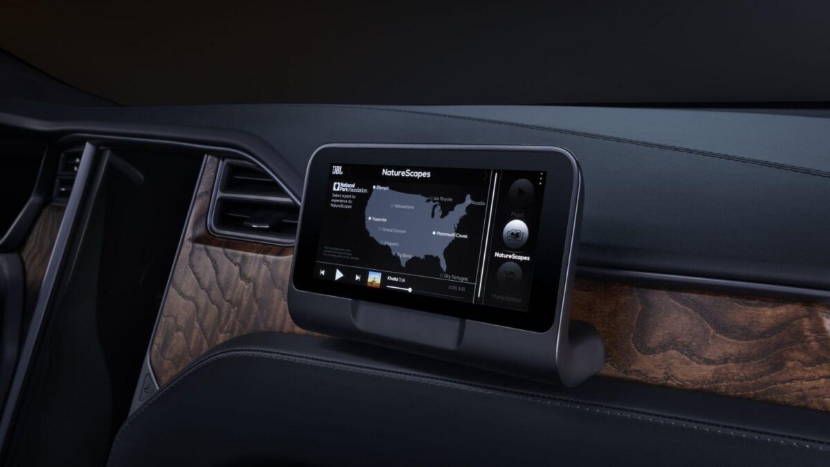 Автомобильный дисплей Harman EV Plus+ на торпеде