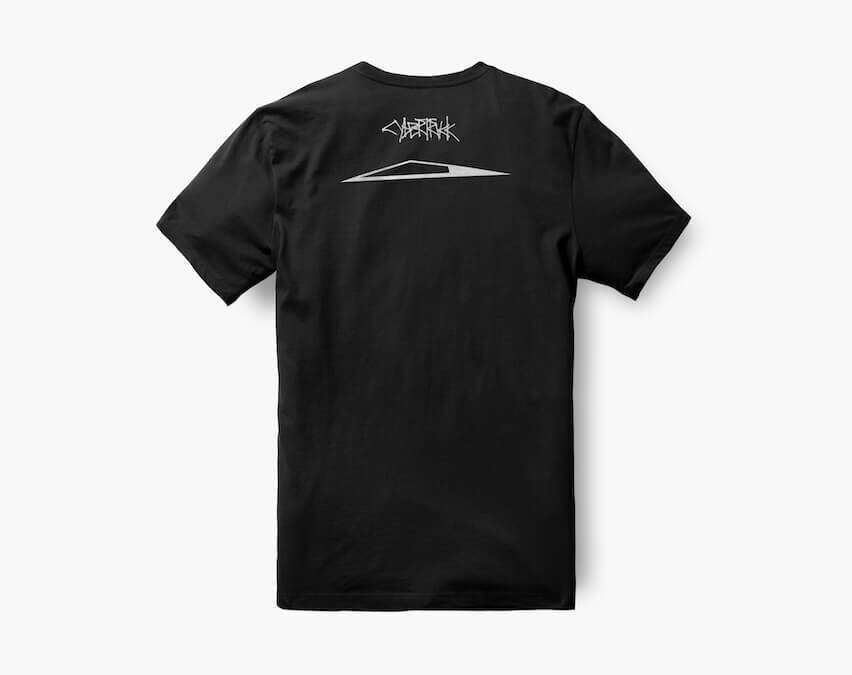 Черная футболка с рисунком на спине из статьи про Tesla Cybertruck