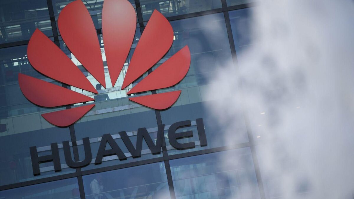 Зонт с логотипом Huawei на стеклянном фасаде здания