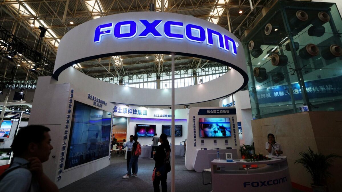 Компания Foxconn планирует возобновить производство к концу марта