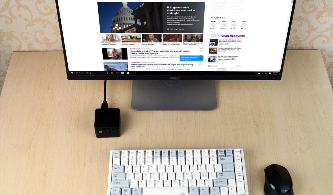 Клавиатура и мышь на светлом деревянном столе дисплей с интернет-страницей