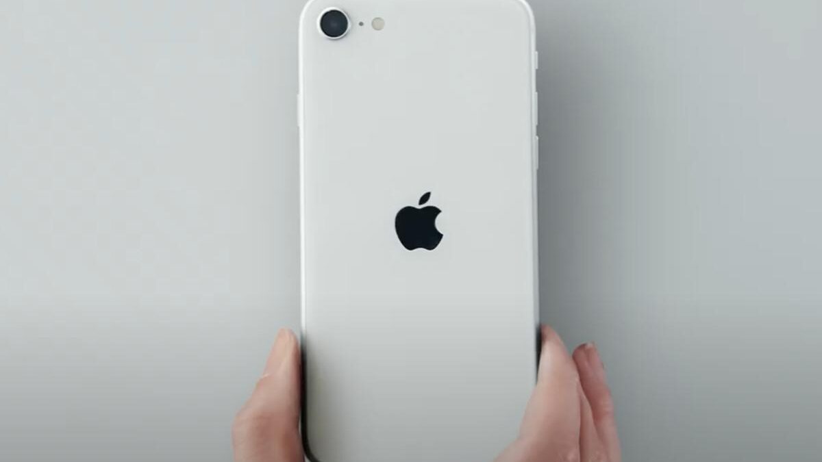 Apple наконец-то выпустила новый iPhone SE. Стоит от 40 000 рублей