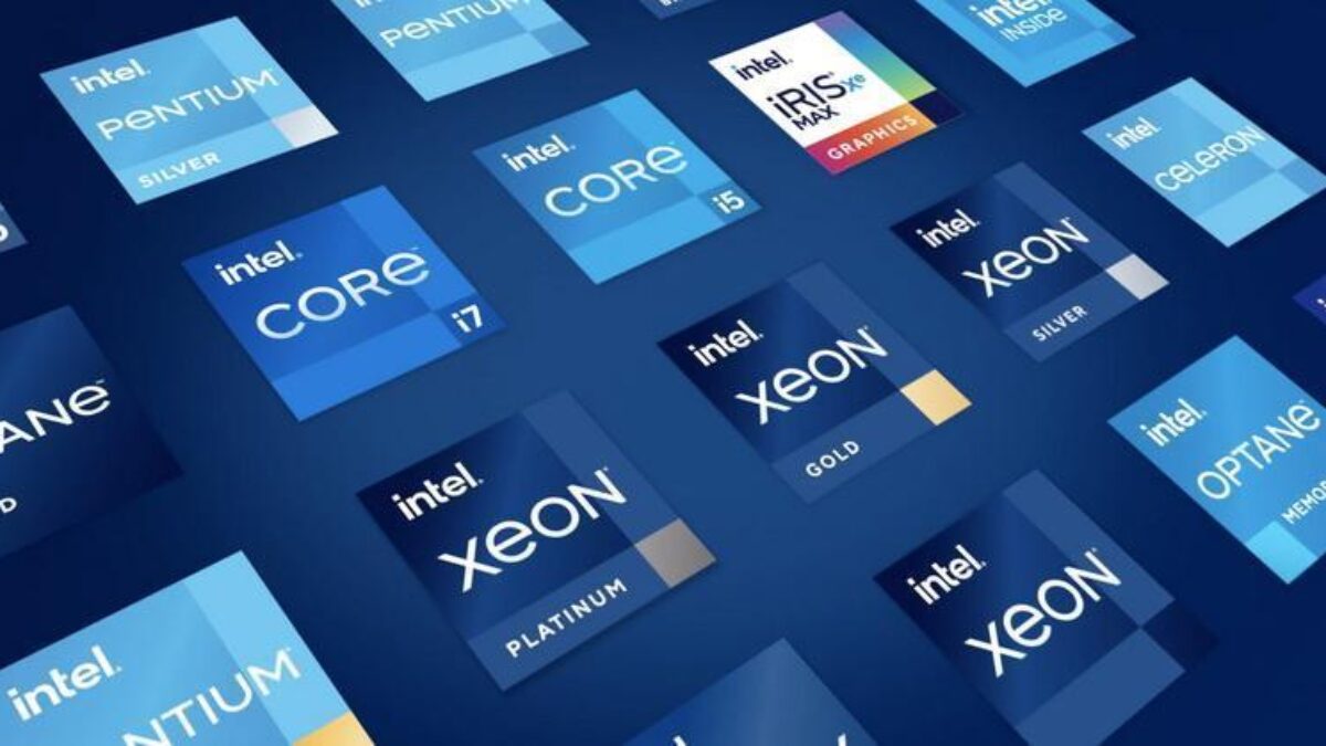 Логотипы процессоров Intel и их серии на синем фоне