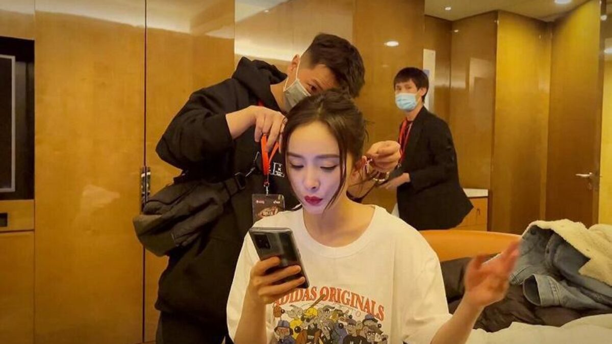 Девушка с мобильным телефоном Realme GT в руках в комнате