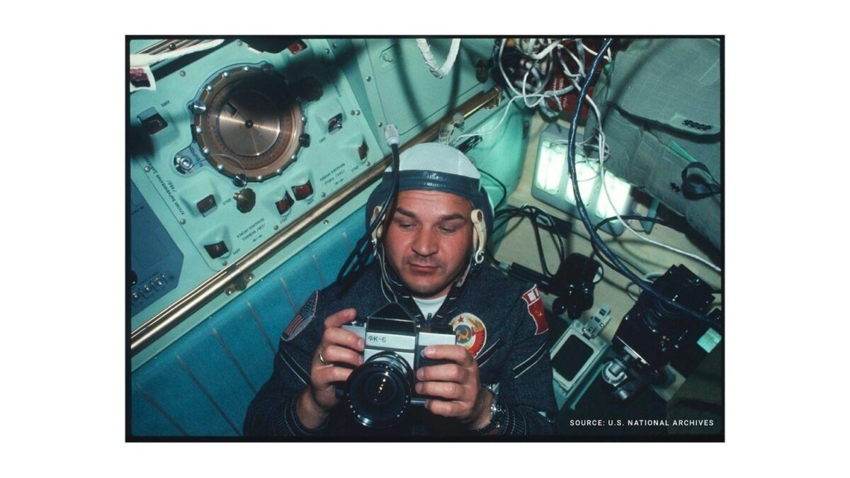 Командир экипажа "Союза-19" Алексей Леонов запечатлел своего коллегу — космонавта Валерия Кубасова с камерой ФК-6 в руках
