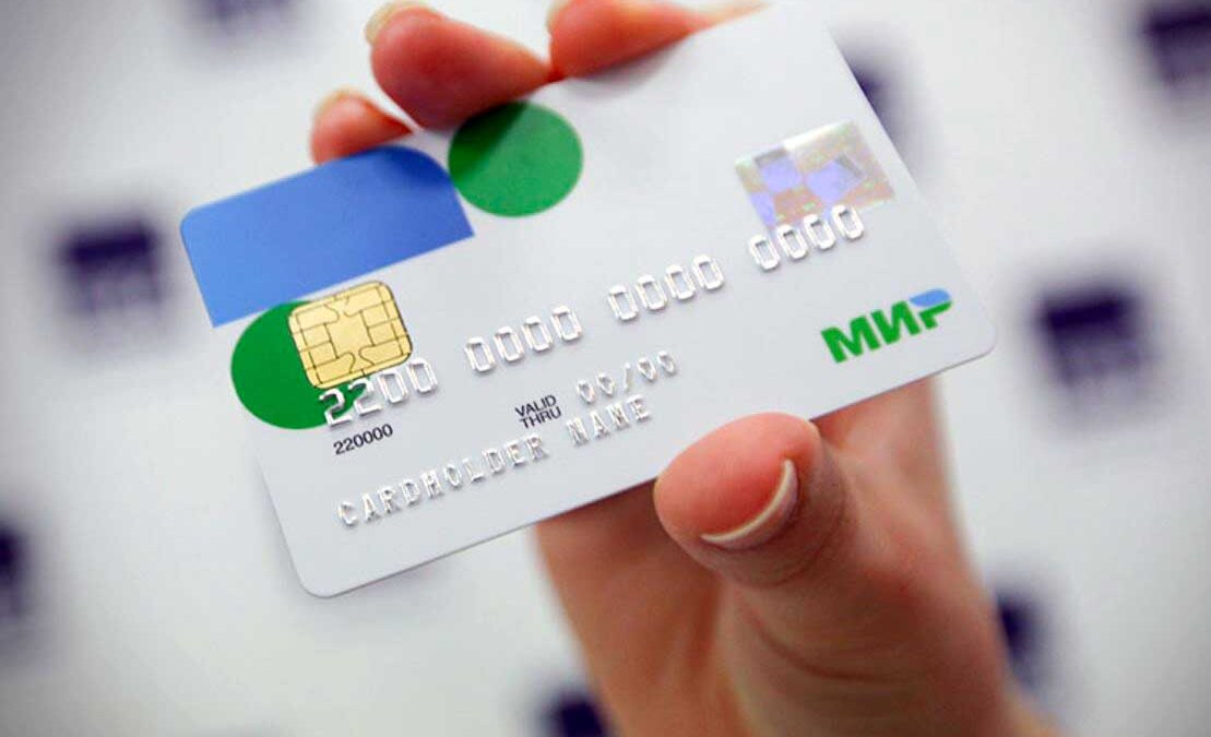 Карта Мир для Apple Pay в руке человека