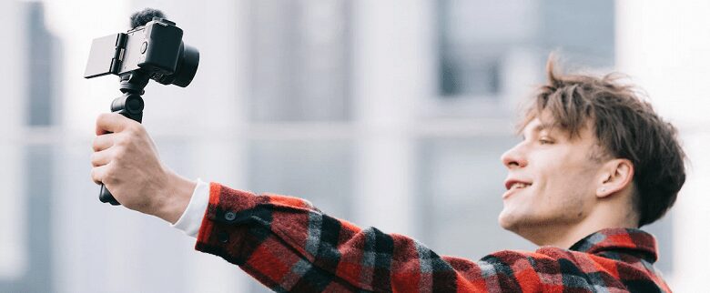 Два видеокарточных ускорителя RTX 5090 на экране монитора