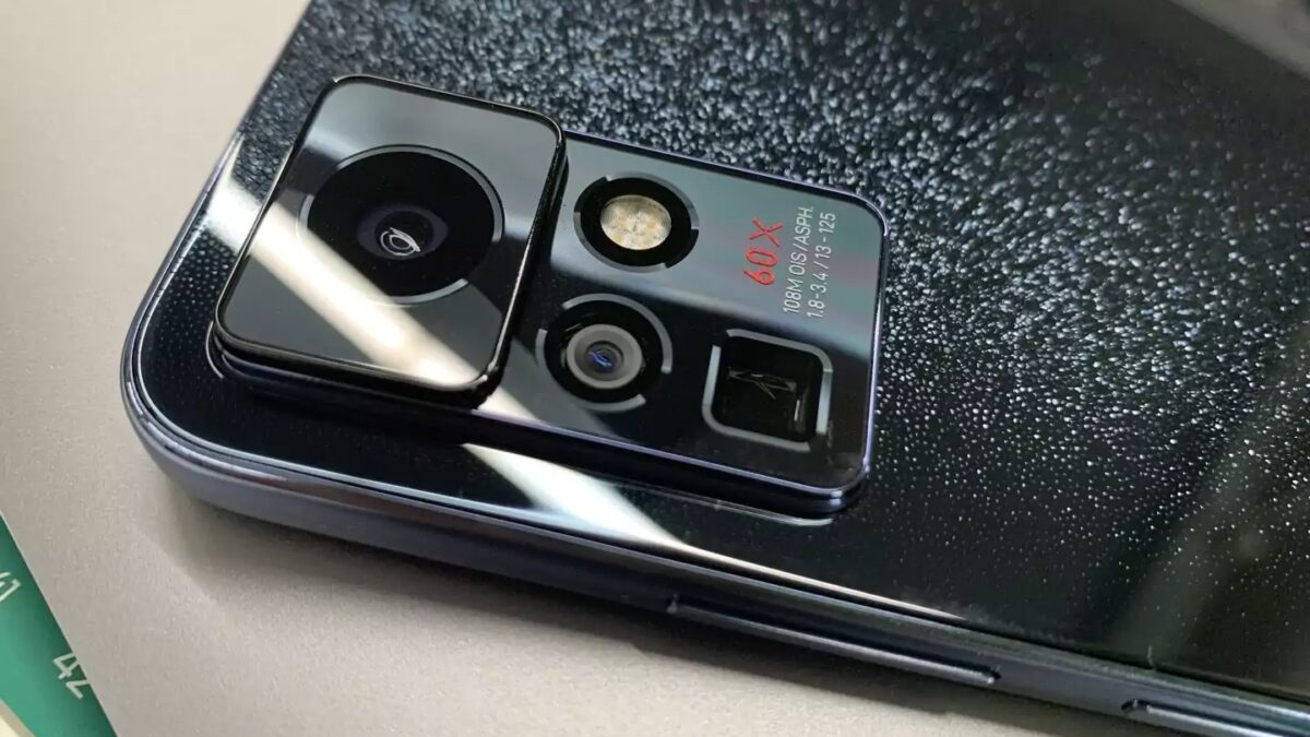 Камера смартфона Infinix с несколькими объективами и вспышкой