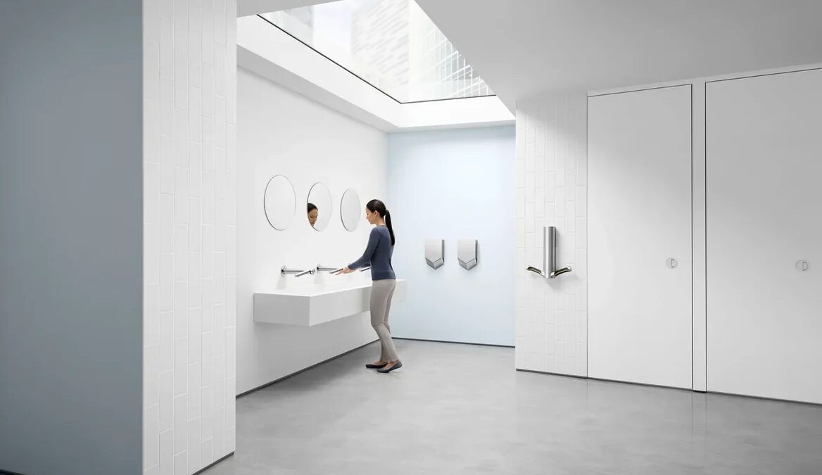 Исследование Dyson показало, что россияне придают большое значение гигиене в общественных местах