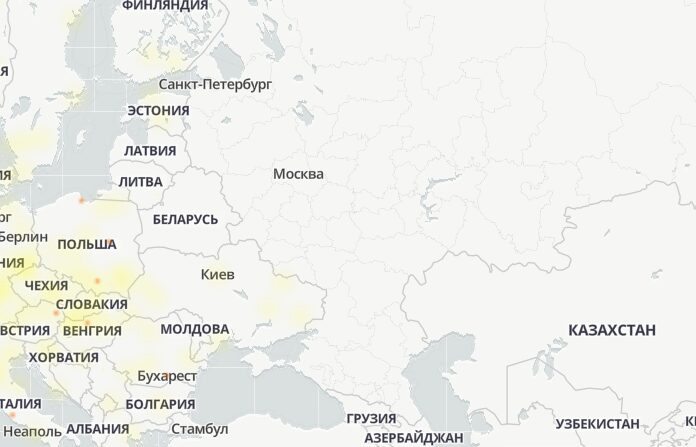 Диски виниловые на стенде с металлическими крючками