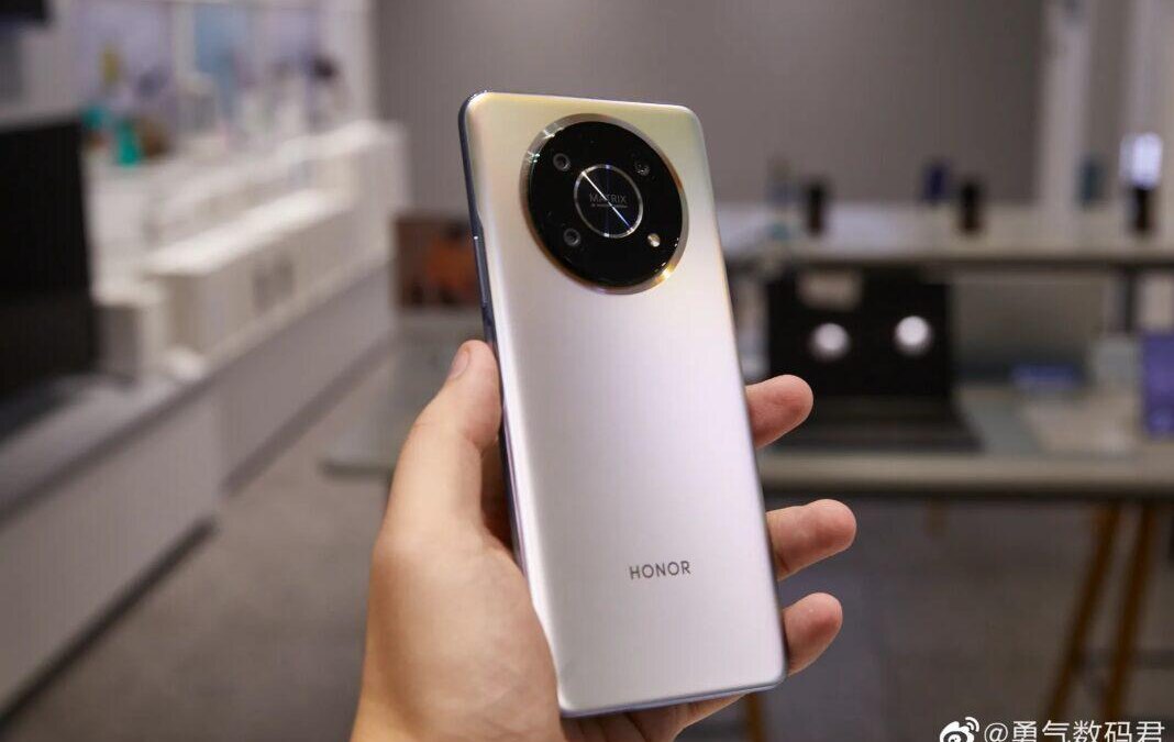 Экран смартфона с голосовым ассистентом Яндекс на Android