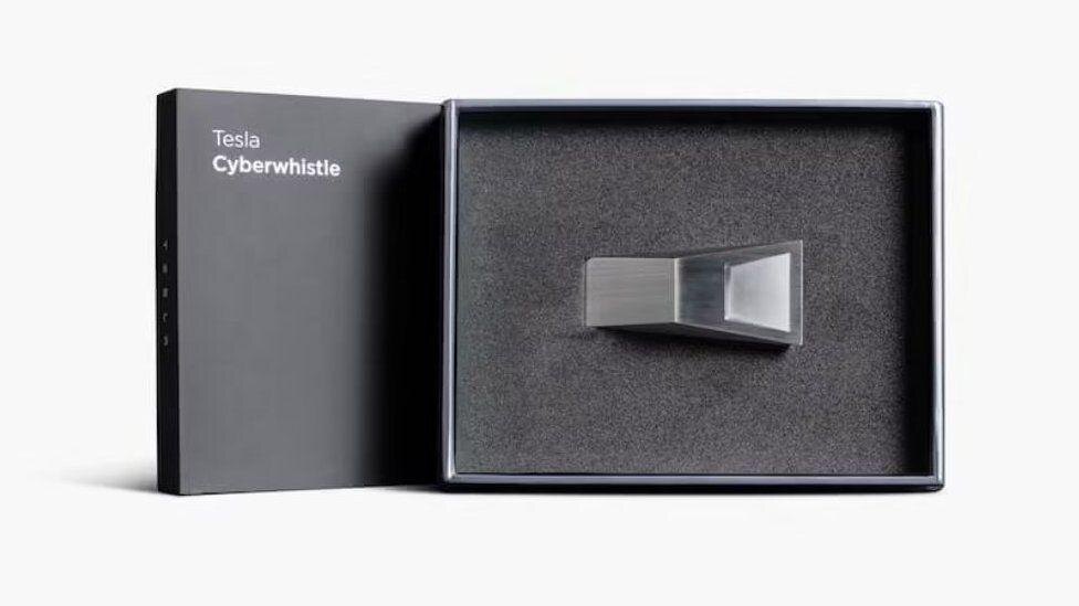 Илон Маск сделал свисток Tesla Cyberwhistle