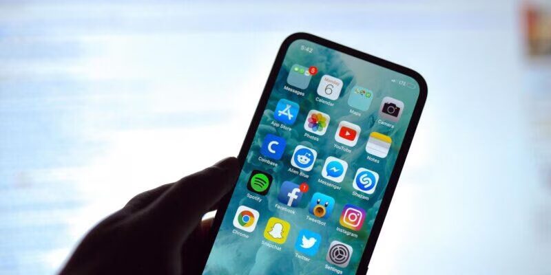 Аналитики прогнозируют, что iPhone 2024 года будет иметь селфи-камеру UD и Face ID