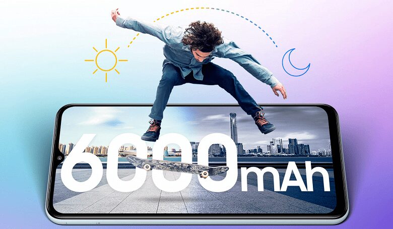 Молодой человек прыгает через смартфон Samsung Galaxy F13 с большим аккумулятором 6000 мАч