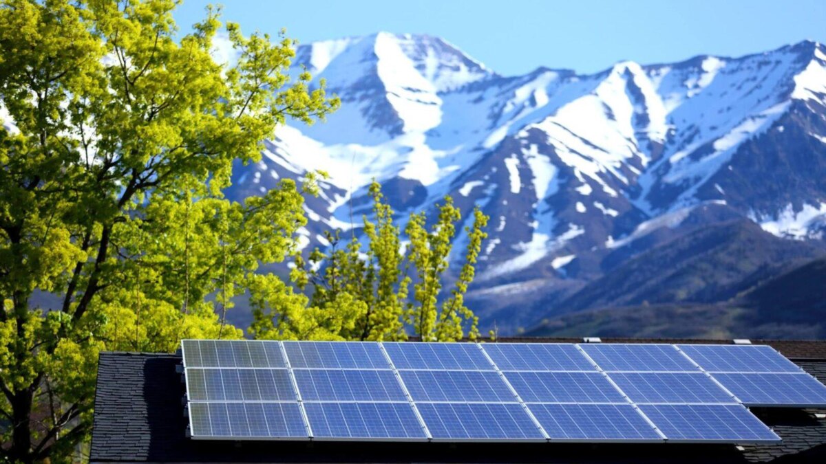 Ученые разработали первый долговечный перовскитовый солнечный элемент