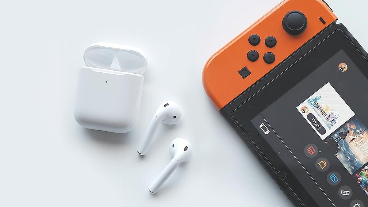 Беспроводные наушники AirPods и Nintendo Switch геймпад на белом фоне