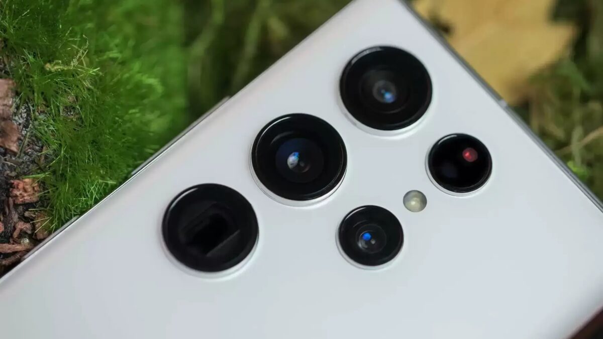 Слух: Galaxy S24 Ultra получит плоский экран