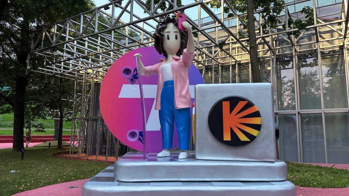 Люся, персонаж игры Яндекс “Плюс Сити”, стала новым арт-объектом в Москве