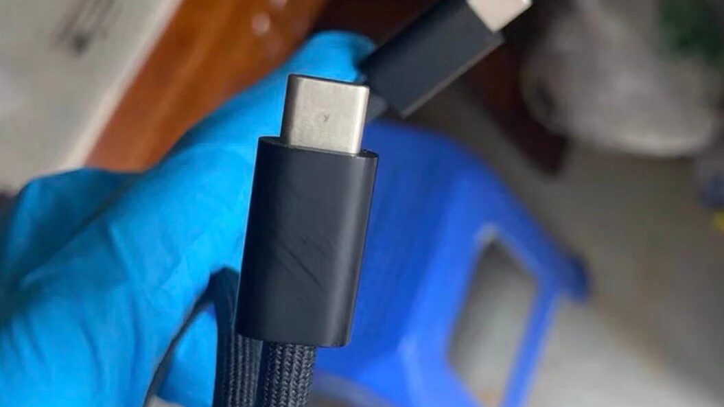 Apple Экспериментирует с новым кабелем Thunderbolt для iPhone 15 Pro: Быстрая передача данных и возможность 4K вывода