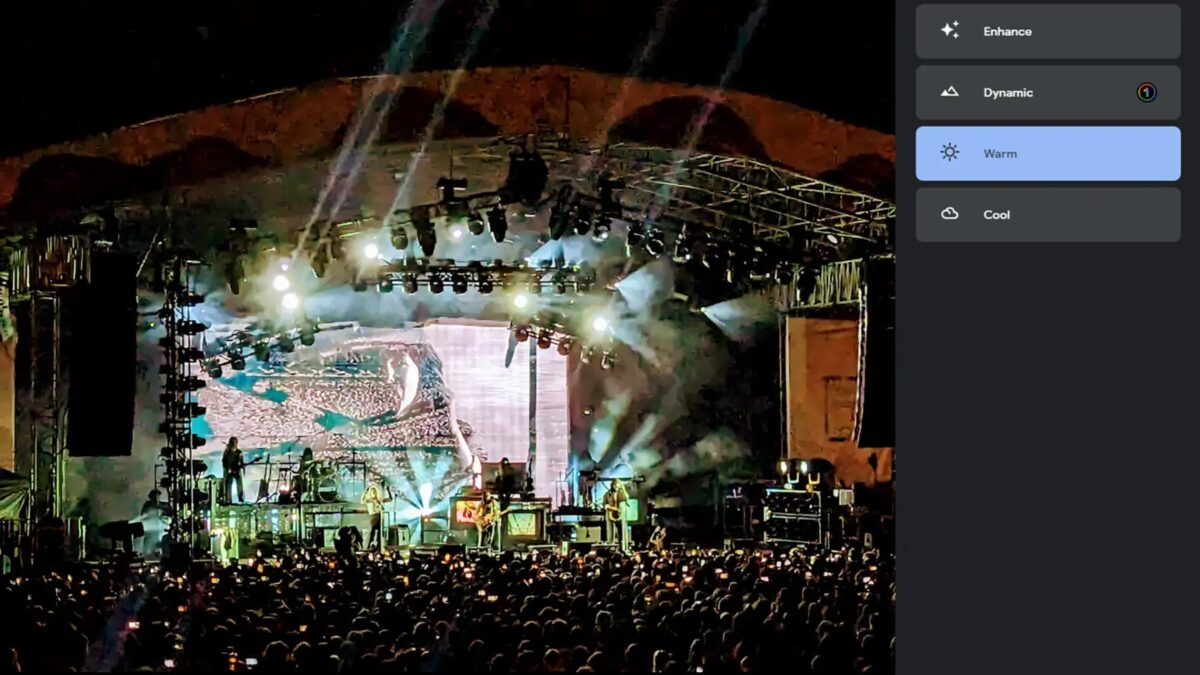 Концертная сцена с яркими световыми эффектами и аудиооборудованием