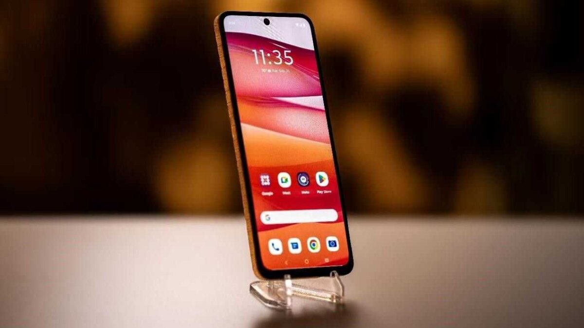 Motorola представила смартфон, который можно носить на руке