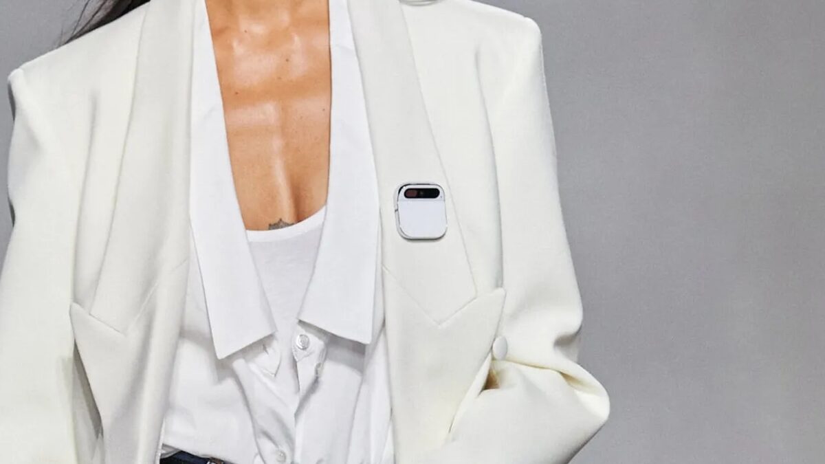 Ai Pin: Загадочное Устройство от Humane — Прорыв во Взаимодействии с Искусственным Интеллектом