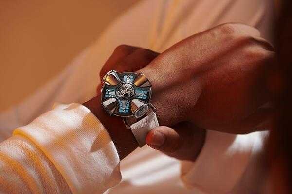 MB&F представил люкс-аксессуар HM11 Architect — часы-НЛО
