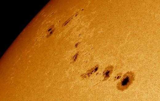 На Солнце заметили опасный для землян «архипелаг» пятен